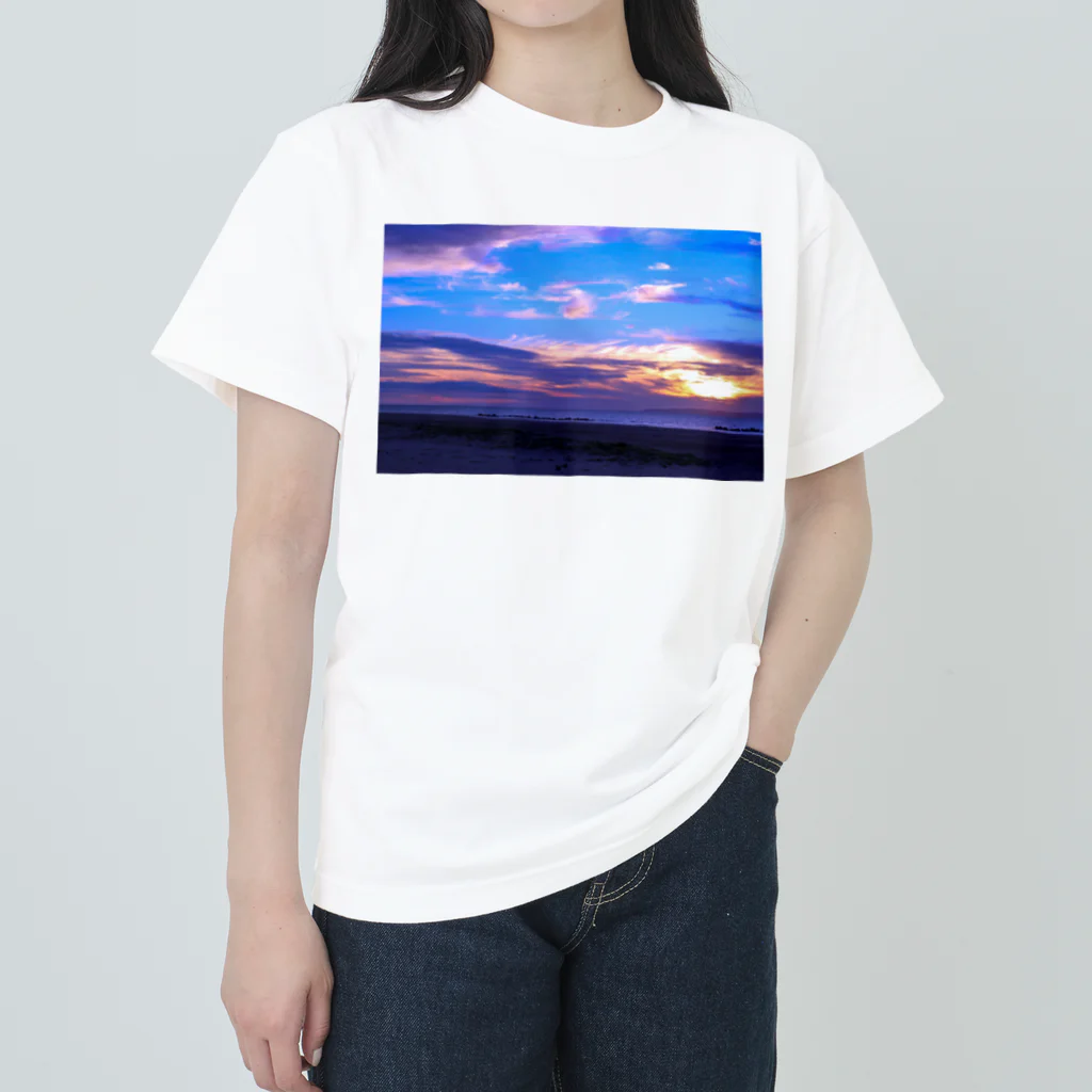 気まぐれ雪だるまの夕焼けの海 Heavyweight T-Shirt