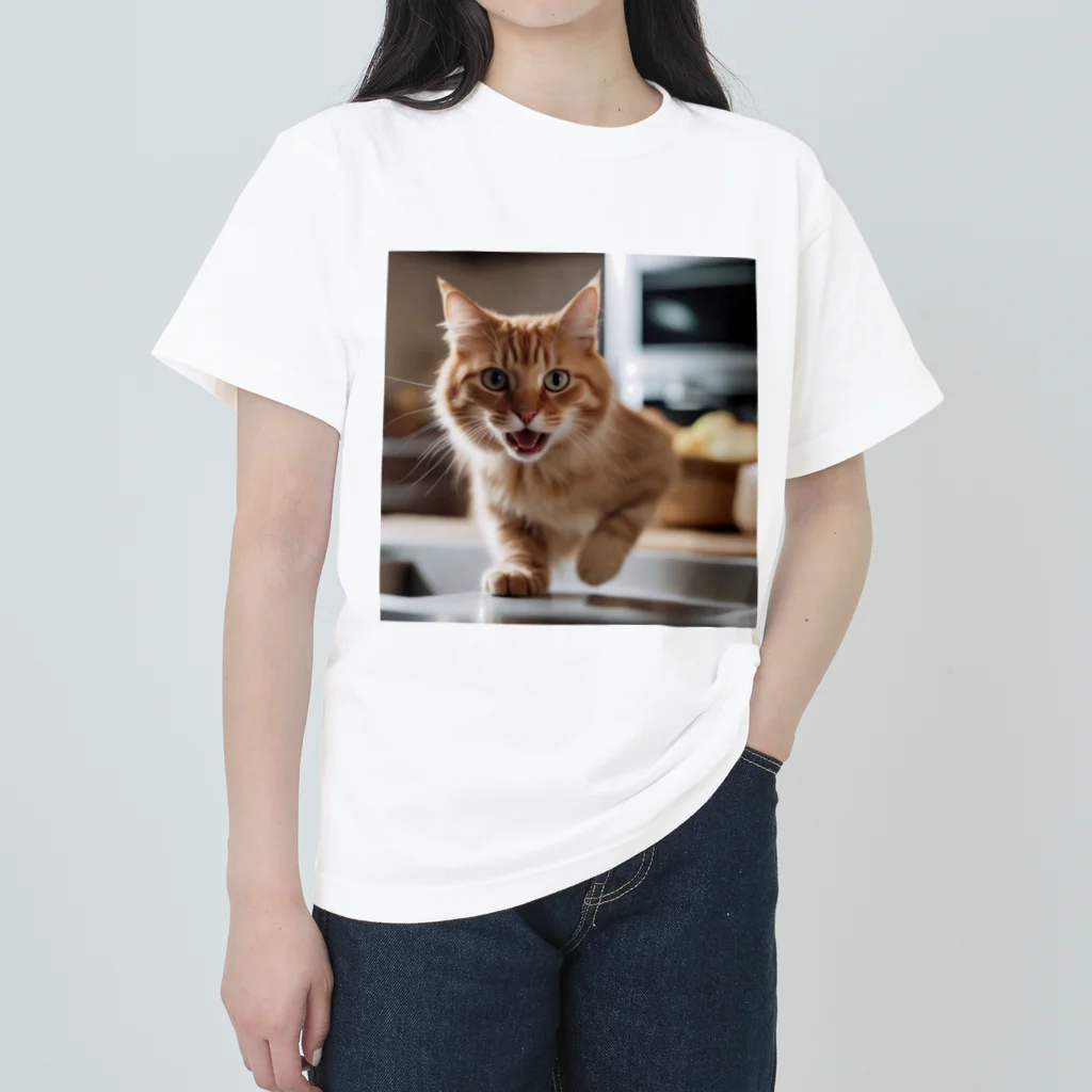 feliceのキッチンで飛び跳ねる猫 ヘビーウェイトTシャツ