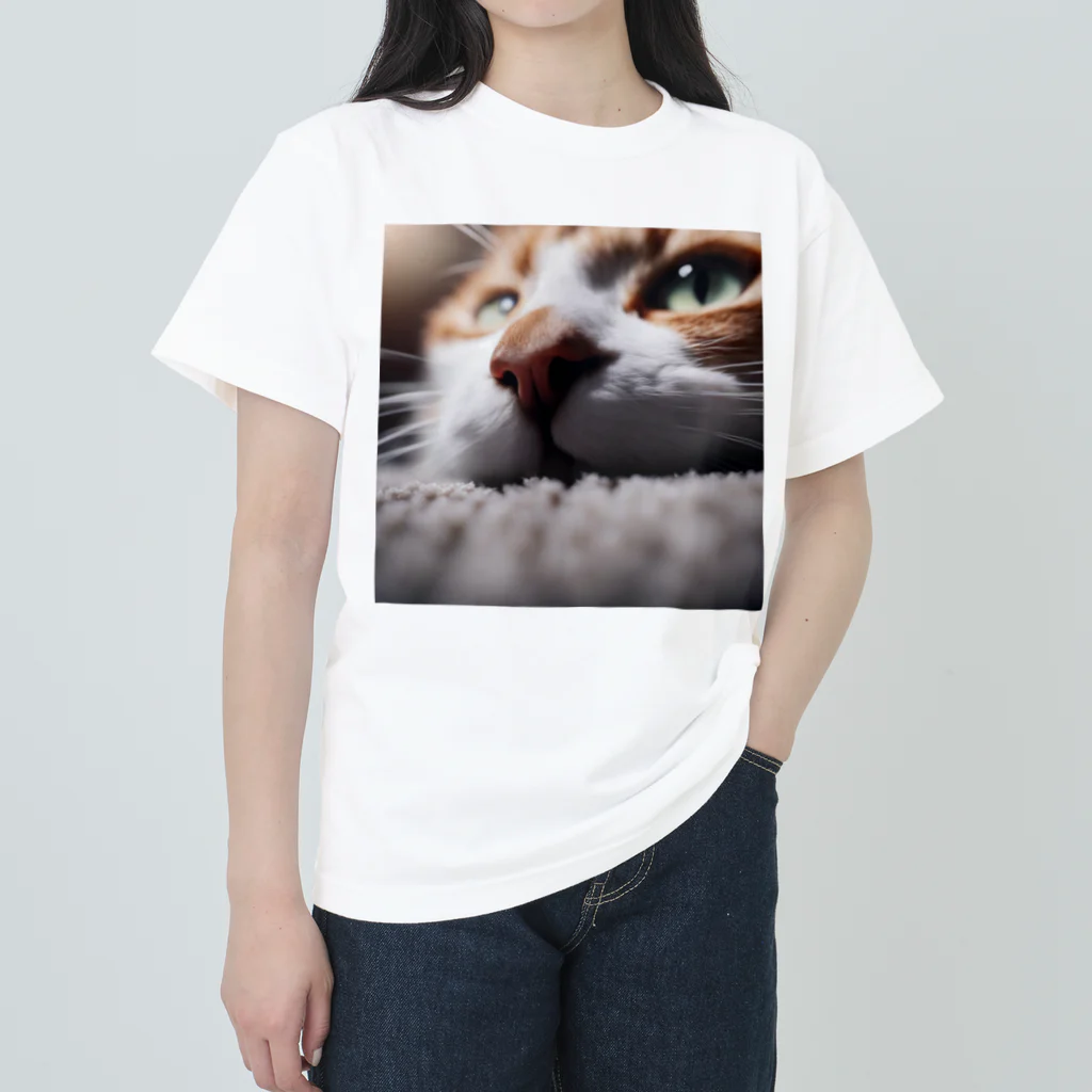 feliceのカーペットでごろんとする猫 ヘビーウェイトTシャツ