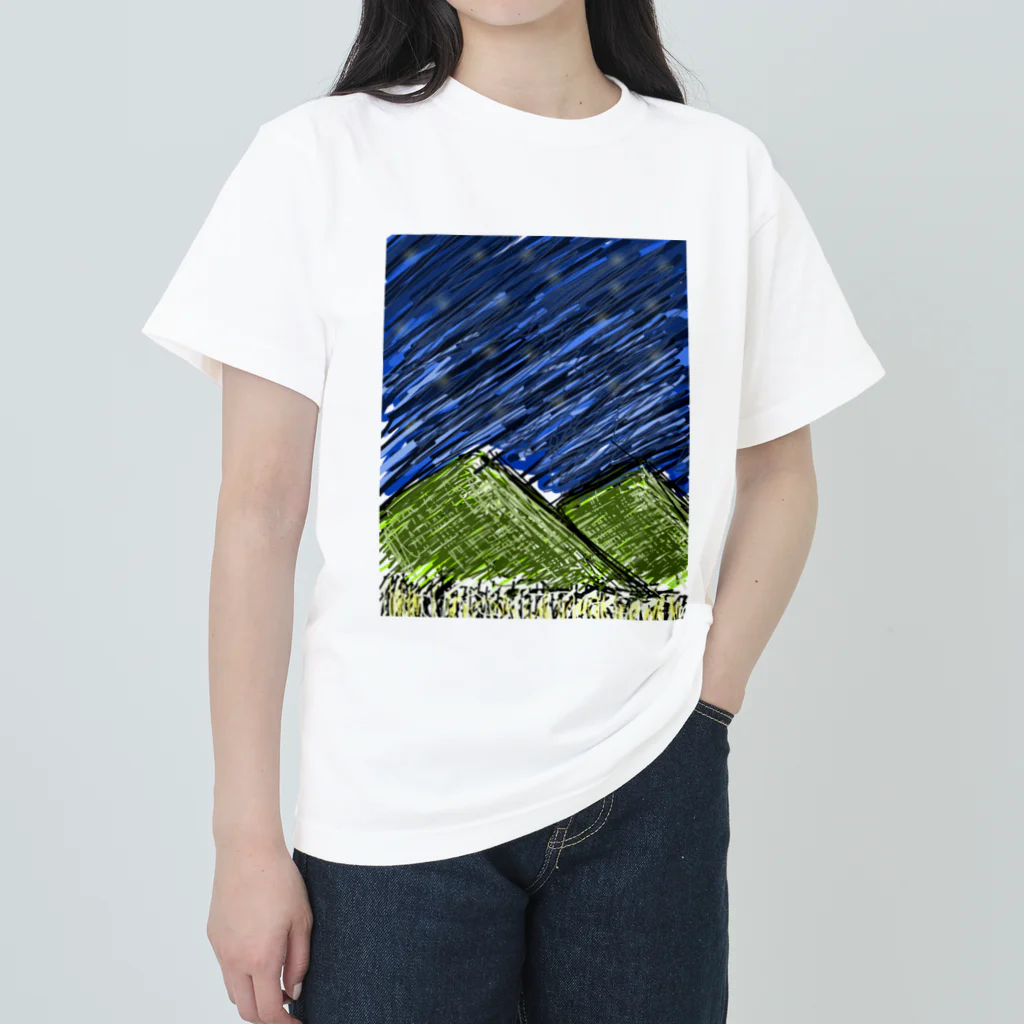 屋根裏部屋の山と夜空 ヘビーウェイトTシャツ