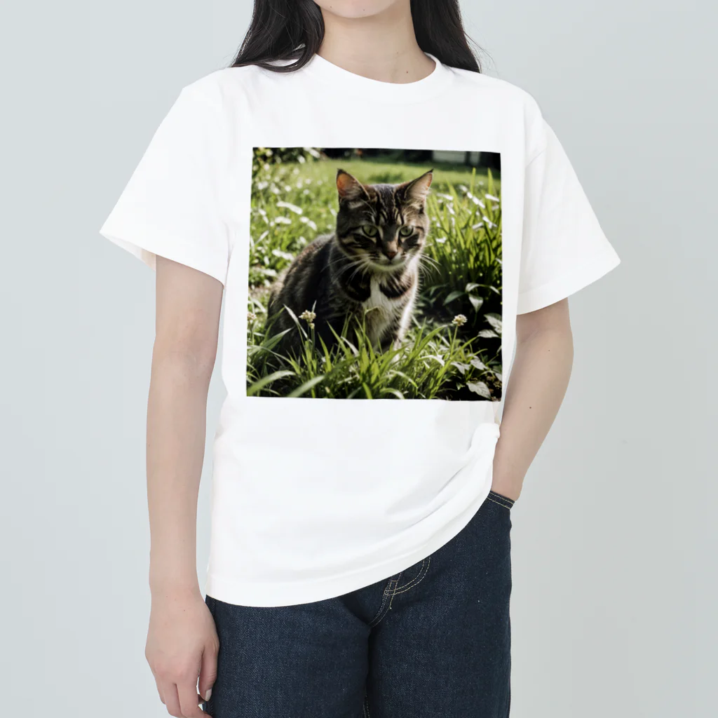 安達聖也の草むらの猫 Heavyweight T-Shirt