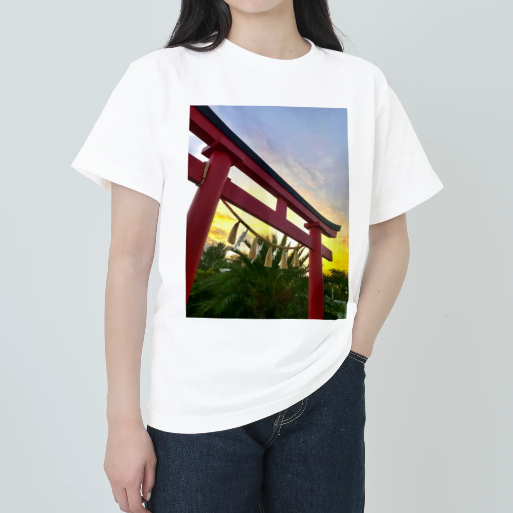 kayuuの夕陽に映える紅色の鳥居 Heavyweight T-Shirt