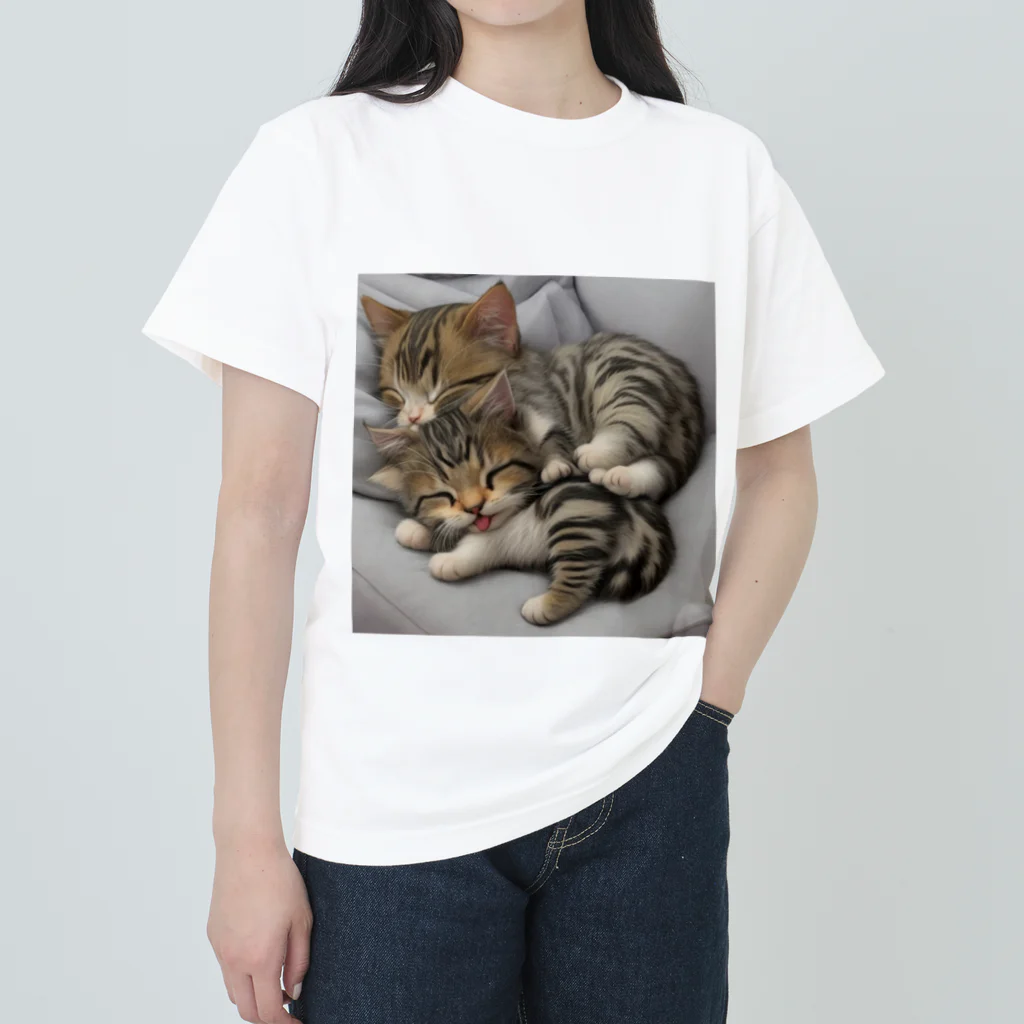 恥ずかしがり屋のねこショップの 寝ているかわいいこ猫 Heavyweight T-Shirt