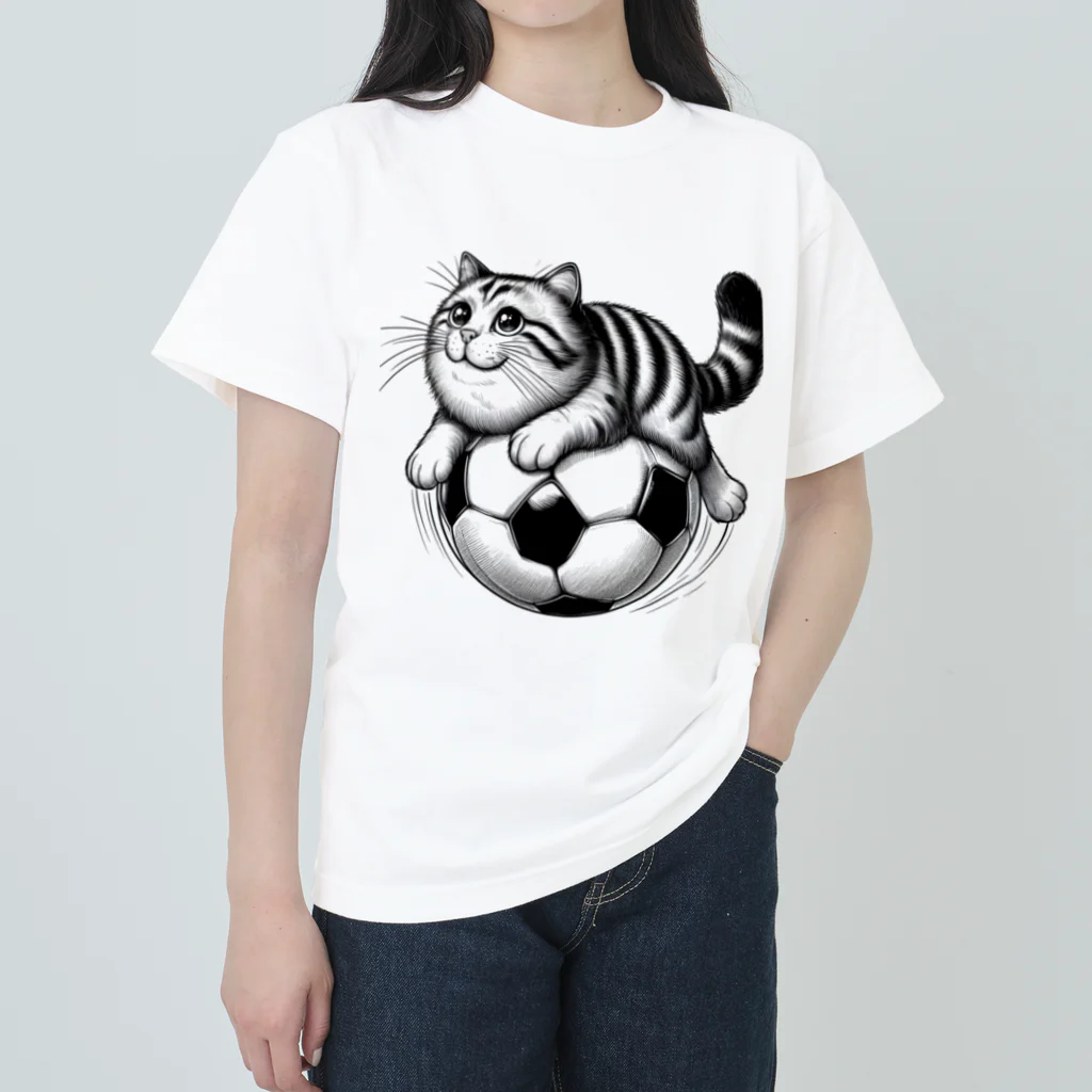 ボールボーイのまる猫サッカーボール乗り Heavyweight T-Shirt