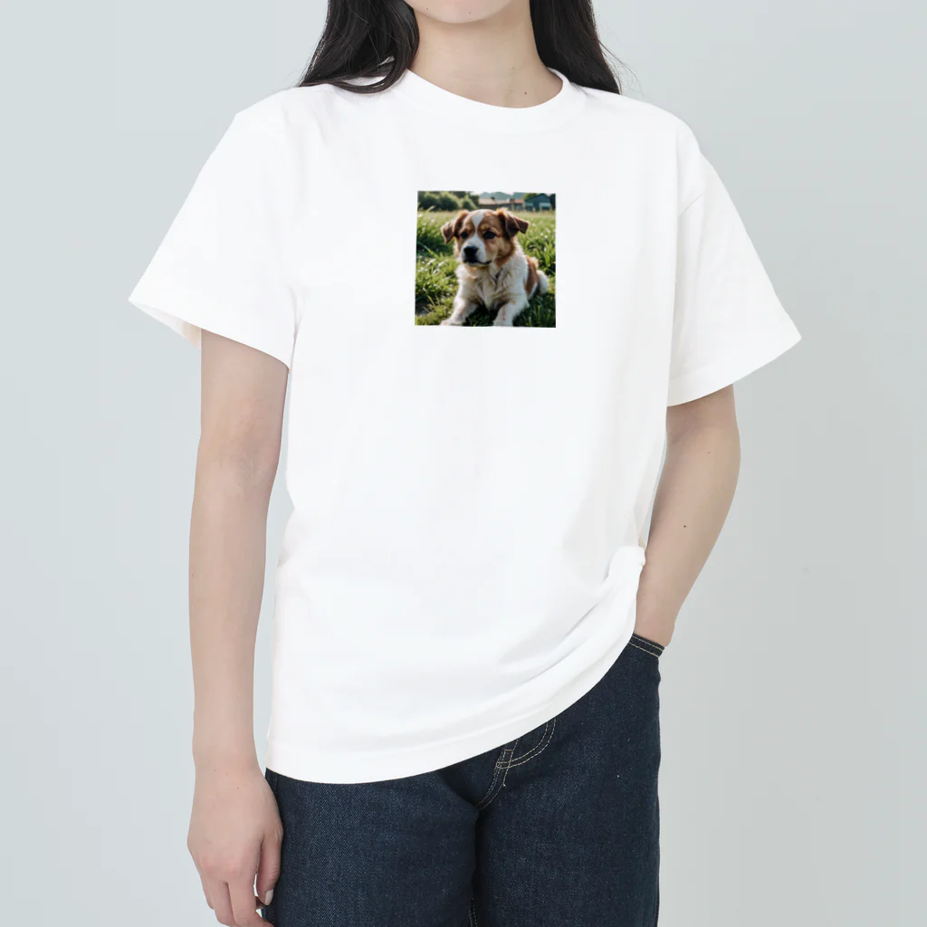 kokin0の草むらで斜めを見つめる犬 dog looking for the anywhere Heavyweight T-Shirt