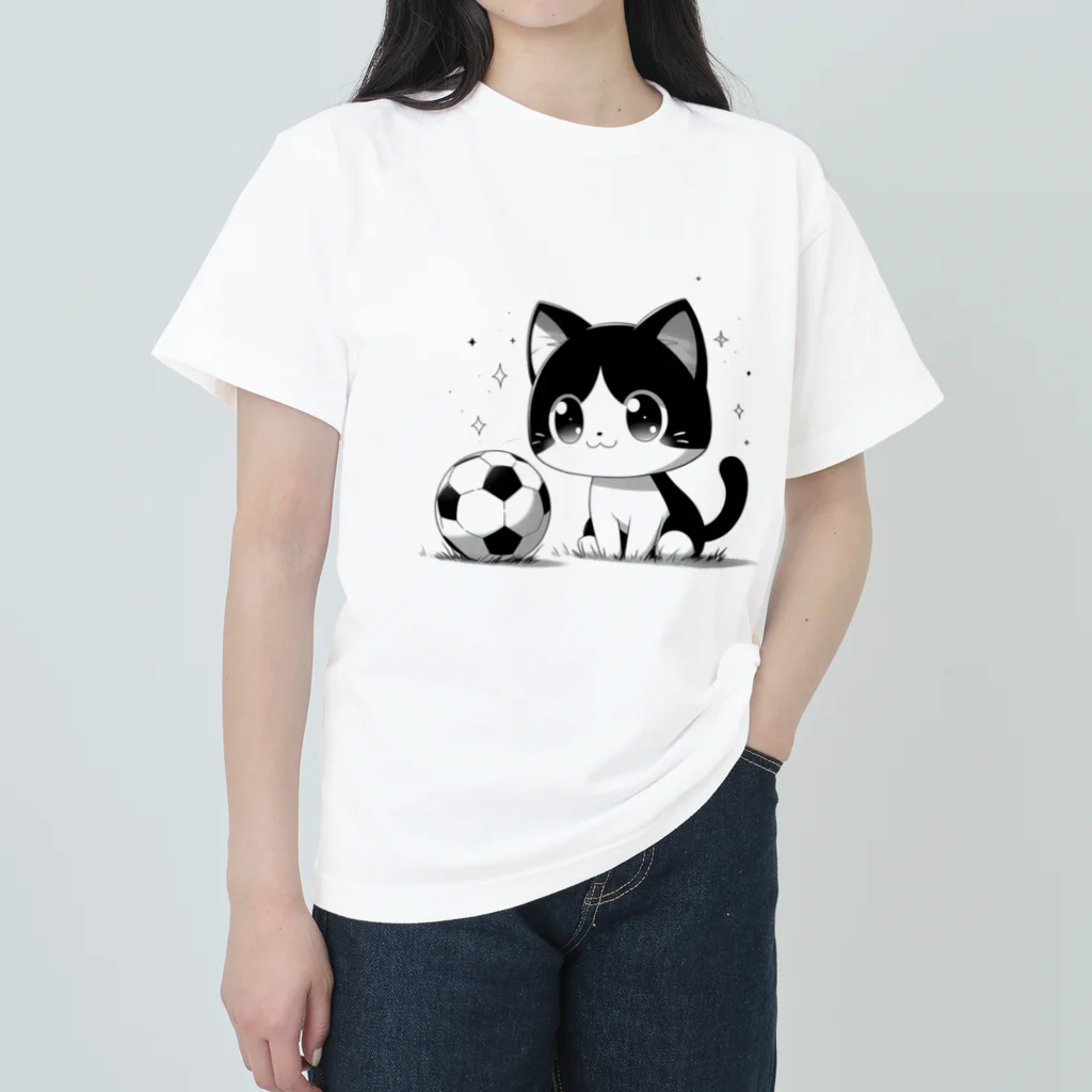 ボールボーイの猫とサッカーボール ヘビーウェイトTシャツ