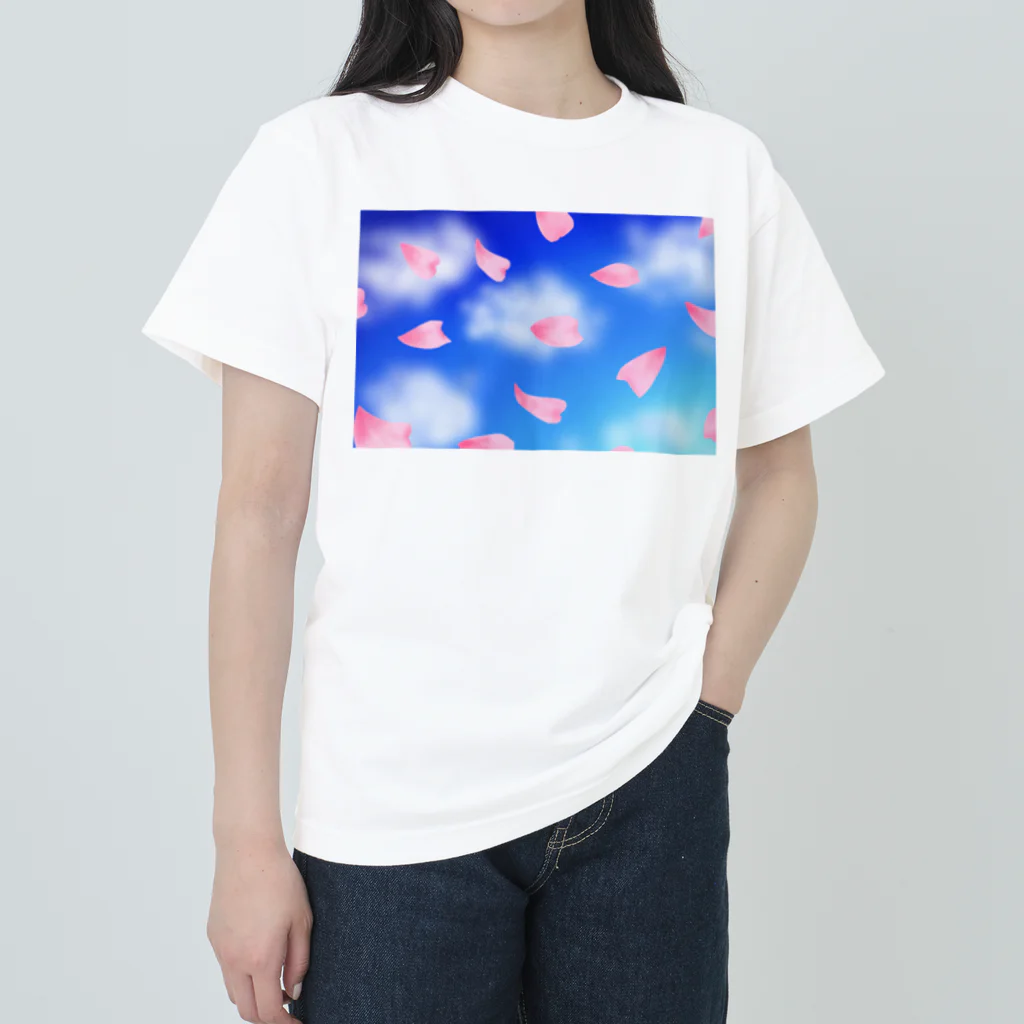 Lily bird（リリーバード）の花びらの舞う青空、浮かぶ雲 ヘビーウェイトTシャツ