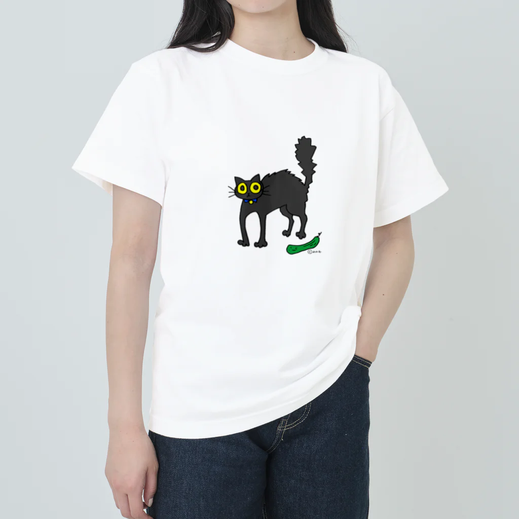 📎若尾桂子📎のキュウリにおどろく黒猫 ヘビーウェイトTシャツ