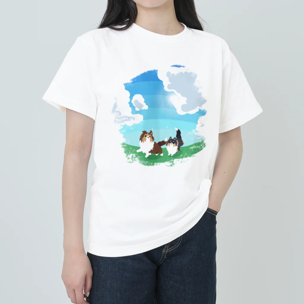 Kotetsu diary(SUZURI店)のシェルティ2匹×青空の下の草原 ヘビーウェイトTシャツ