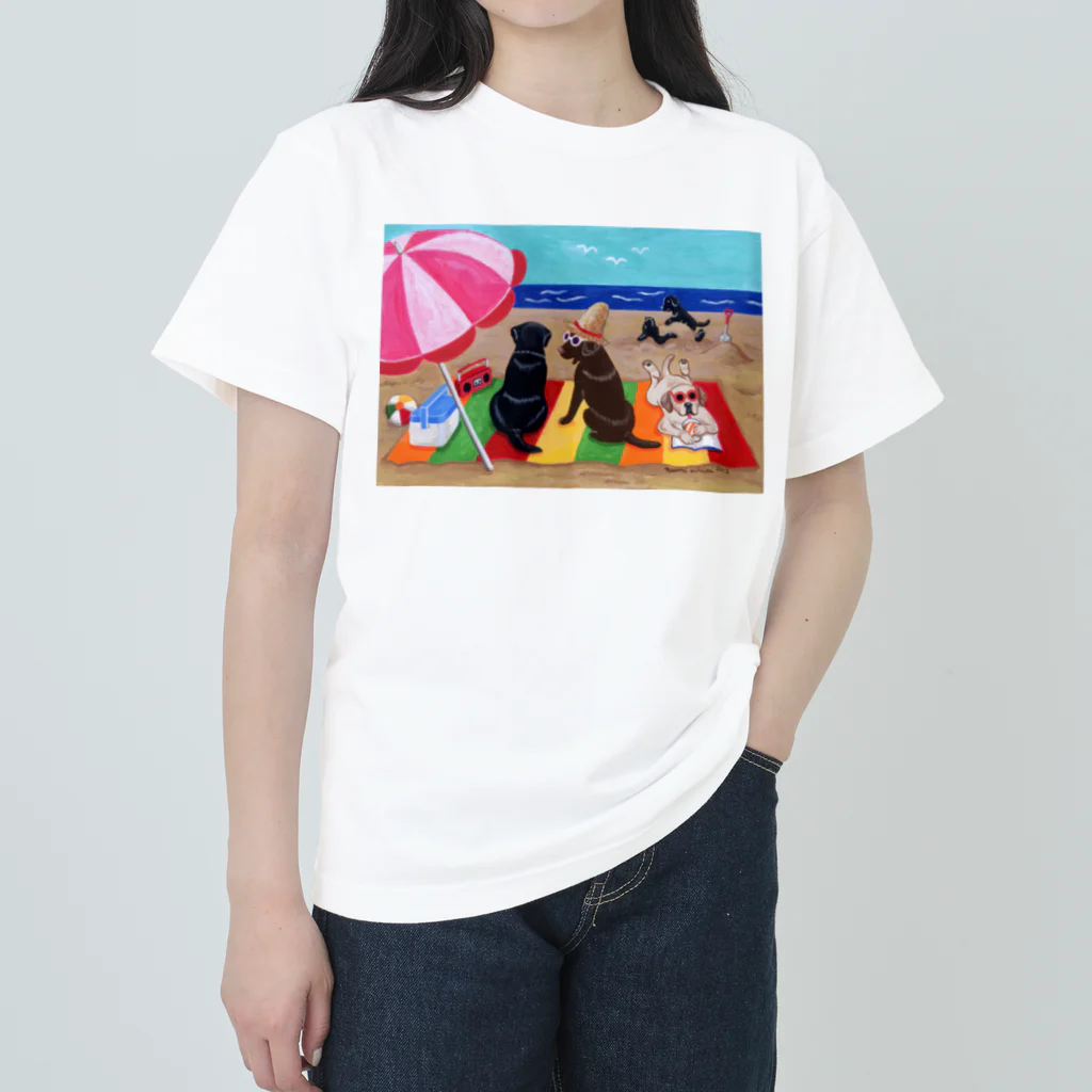 ハッピー・ラブラドールズの浜辺のラブラドール Heavyweight T-Shirt