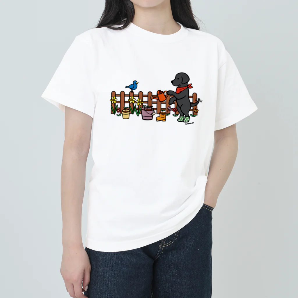 ハッピー・ラブラドールズのブラックラブラドールがガーデニング Heavyweight T-Shirt