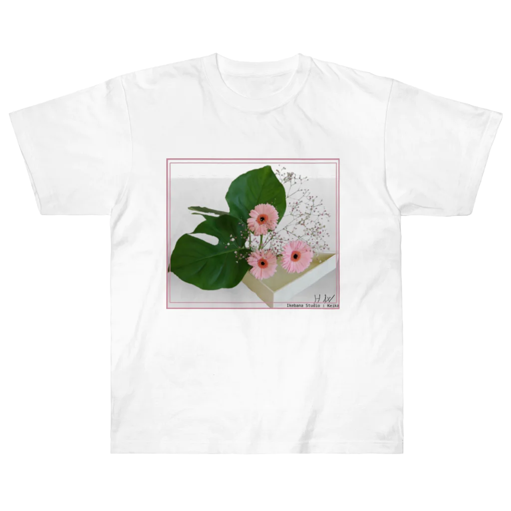 Keika-IkebanastudioのGerbera in Pond - Ikebana Studio : Keika Heavyweight T-Shirt