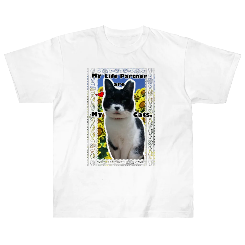 あしたのひまわりの目力たっぷりの白黒猫モンドちゃん Heavyweight T-Shirt