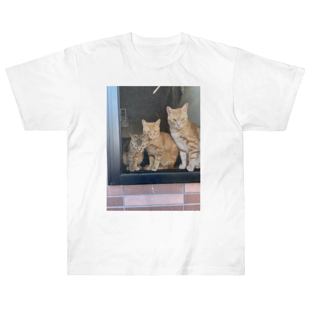 ANAROGUの出窓で飼い主帰るを待つ猫たち Heavyweight T-Shirt