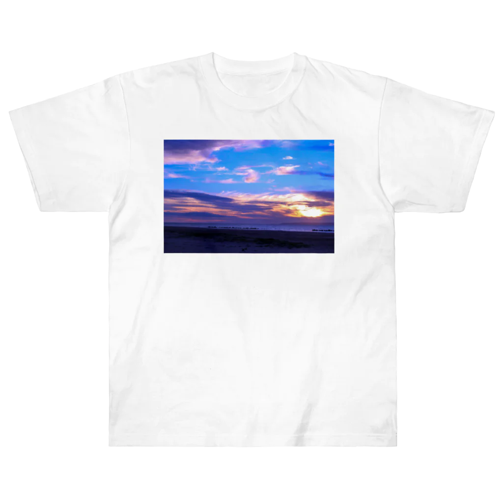 気まぐれ雪だるまの夕焼けの海 ヘビーウェイトTシャツ