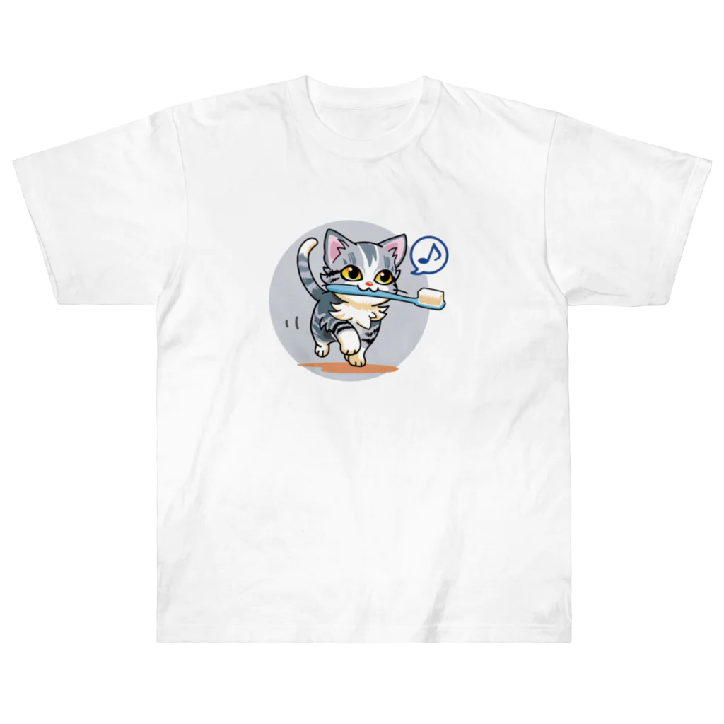 AckeeWolf Art Shopの歯ブラシをくわえたアメリカンショートヘアの子猫 Heavyweight T-Shirt