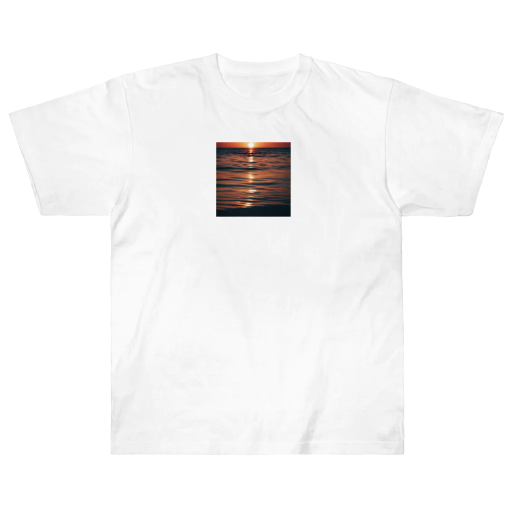 Mick-Fの湖面に映る夕焼けの空 ヘビーウェイトTシャツ