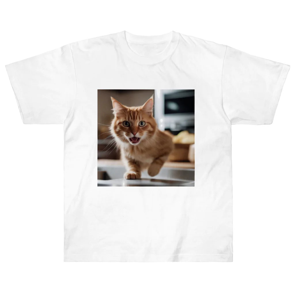 feliceのキッチンで飛び跳ねる猫 ヘビーウェイトTシャツ