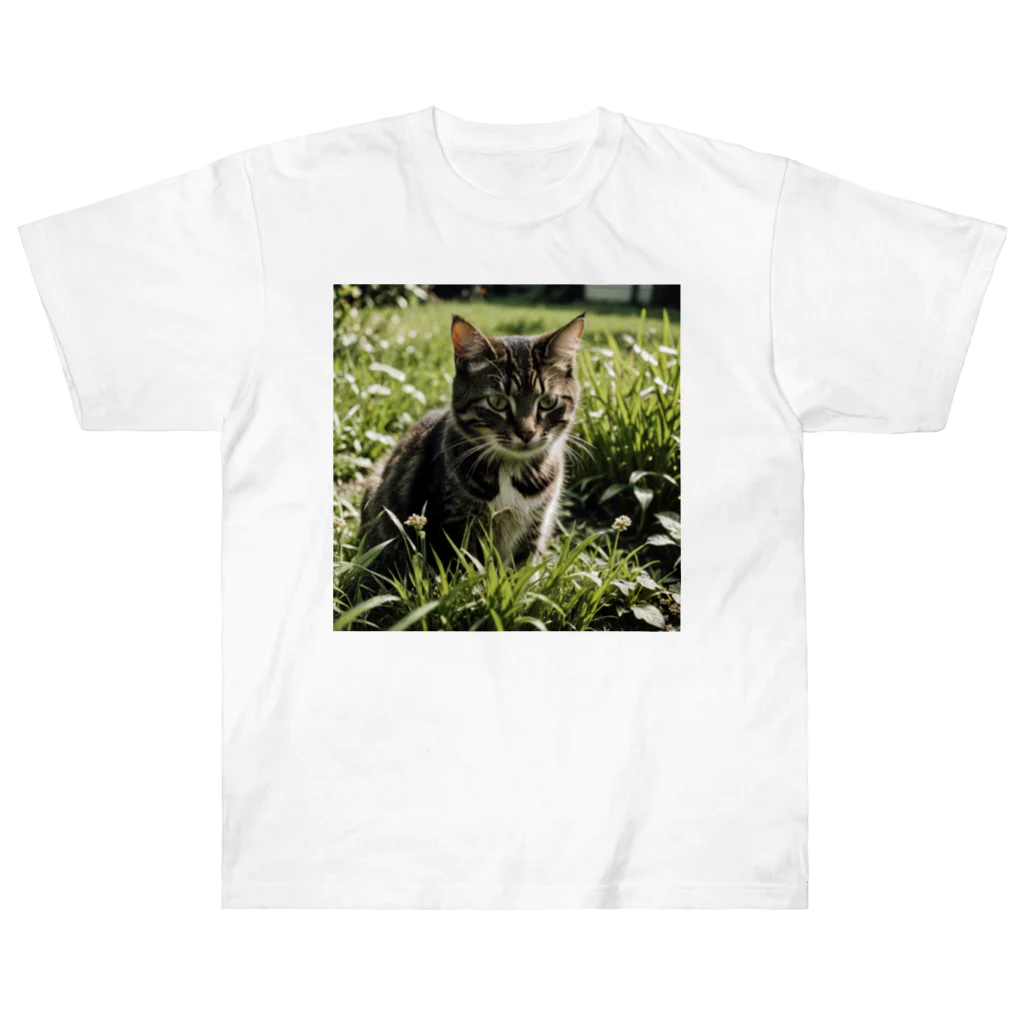 安達聖也の草むらの猫 Heavyweight T-Shirt