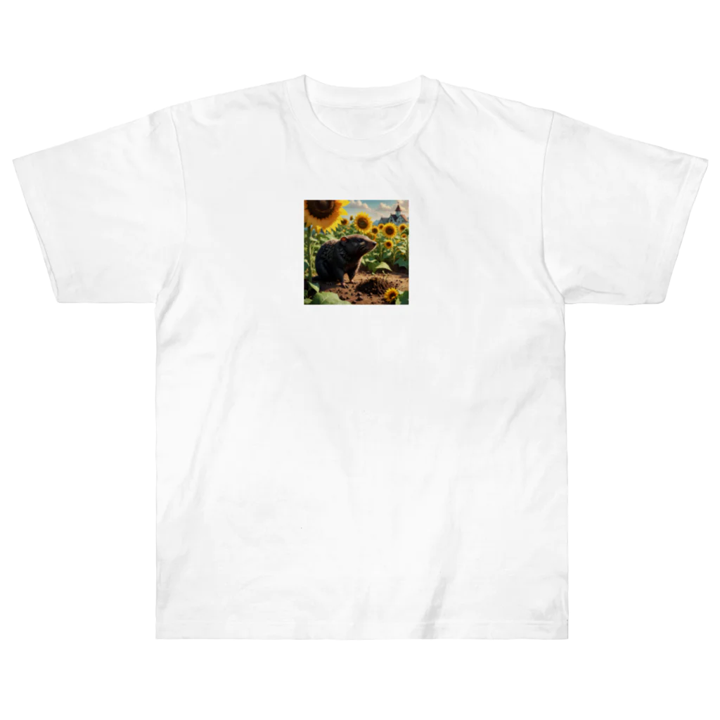 Sunbathingのヒマワリの根元で食事をするモグラ Heavyweight T-Shirt