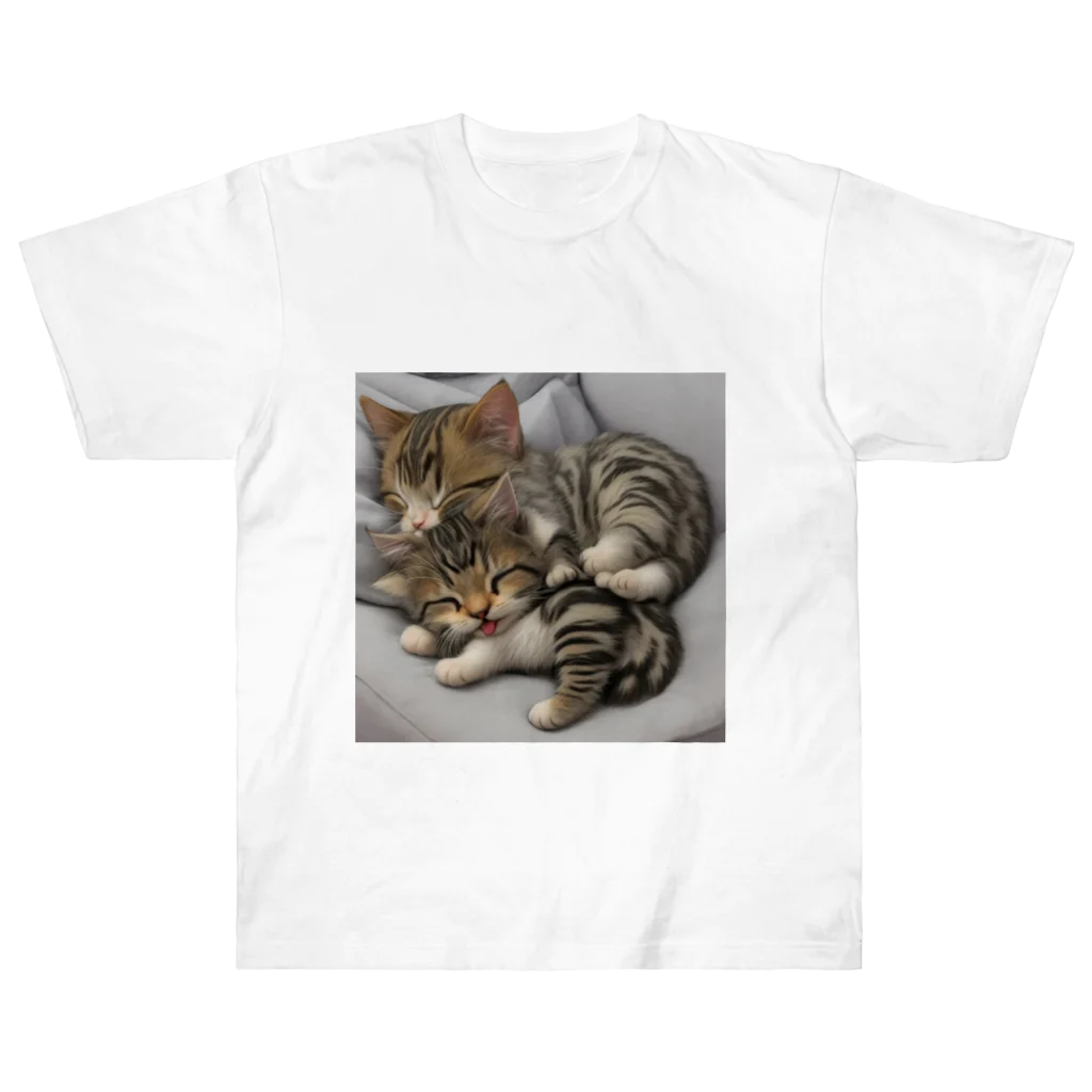 恥ずかしがり屋のねこショップの 寝ているかわいいこ猫 Heavyweight T-Shirt