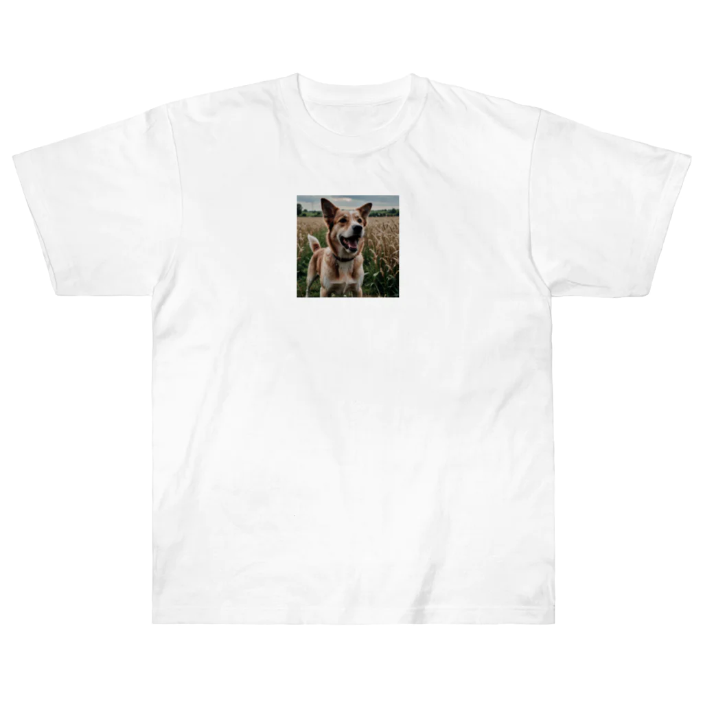 kokin0の畑で微笑む犬 dog smailing in the ground Heavyweight T-Shirt