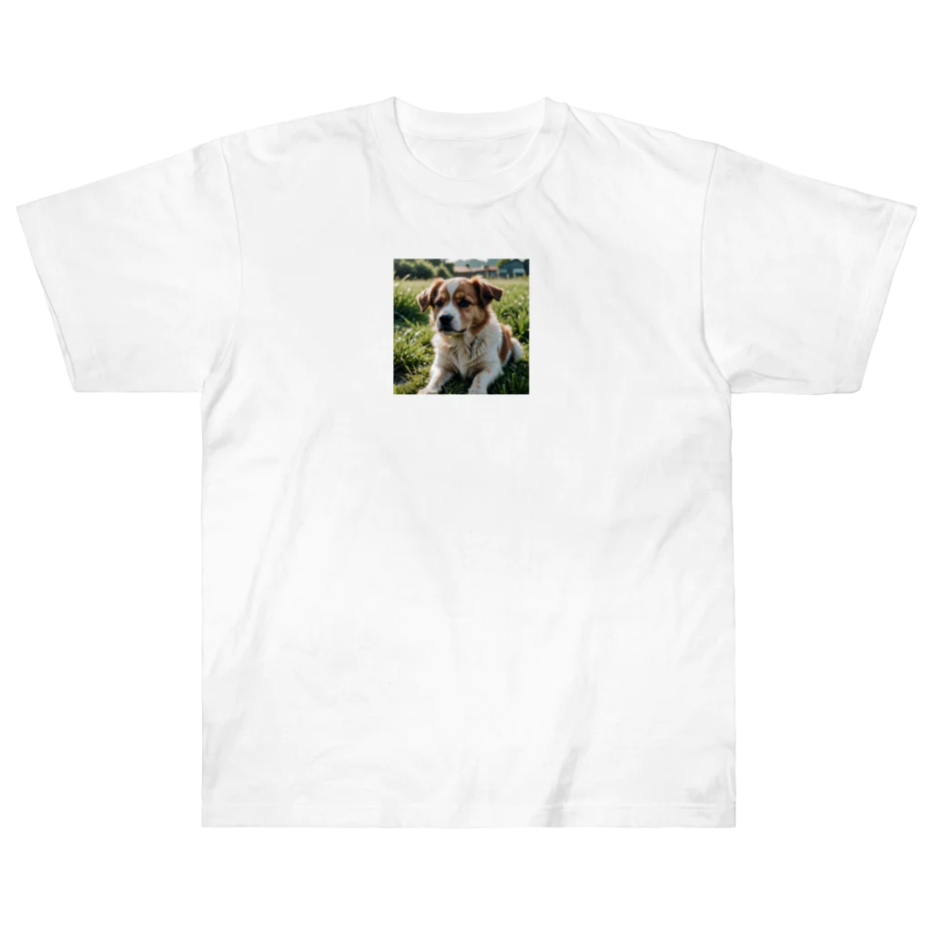 kokin0の草むらで斜めを見つめる犬 dog looking for the anywhere ヘビーウェイトTシャツ