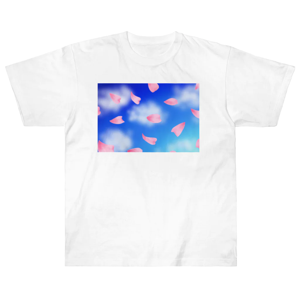 Lily bird（リリーバード）の花びらの舞う青空、浮かぶ雲 ヘビーウェイトTシャツ