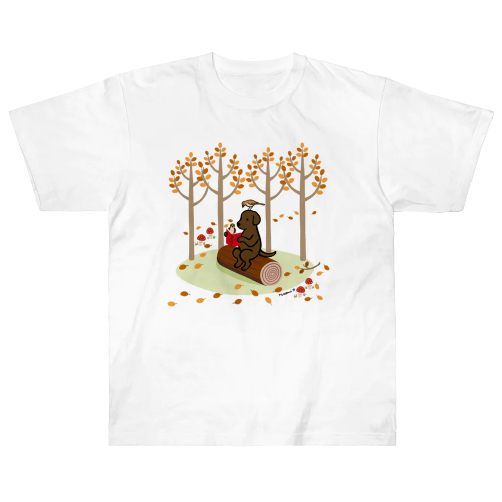 ハッピー・ラブラドールズの森で読書をするチョコレートラブラドール Heavyweight T-Shirt