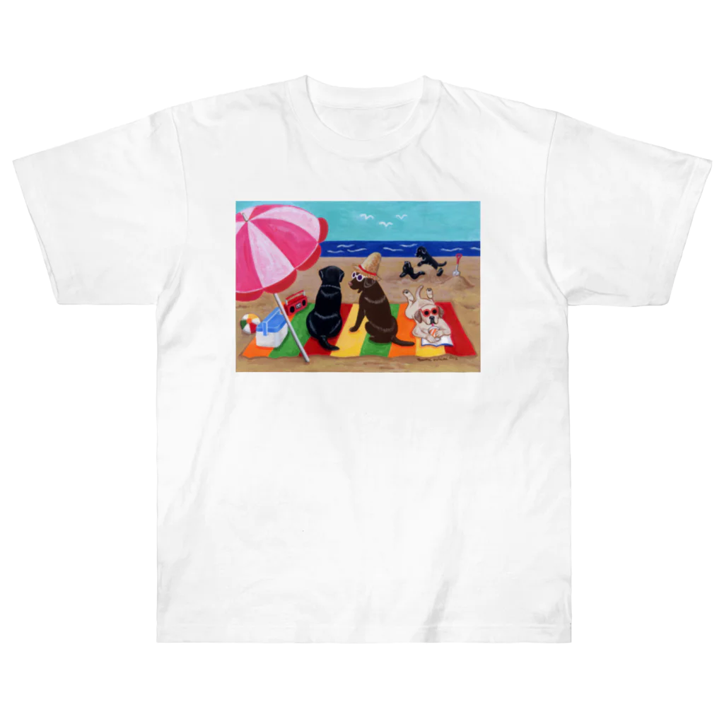 ハッピー・ラブラドールズの浜辺のラブラドール Heavyweight T-Shirt