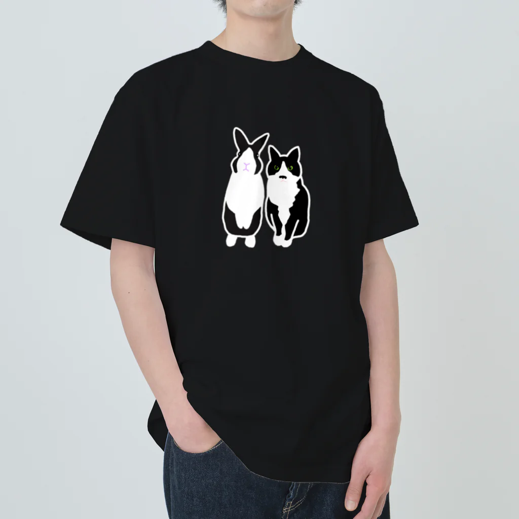 黒白部のダッチうさぎ(立)とハチワレねこ Heavyweight T-Shirt