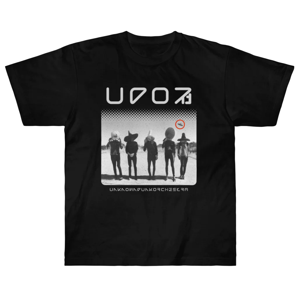 UFO社（Tシャツデザイン課）の謎の5人、背後にUFO。 ヘビーウェイトTシャツ