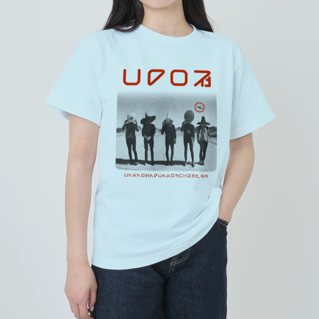 UFO社（Tシャツデザイン課）の謎の5人、背後にUFO。 ヘビーウェイトTシャツ