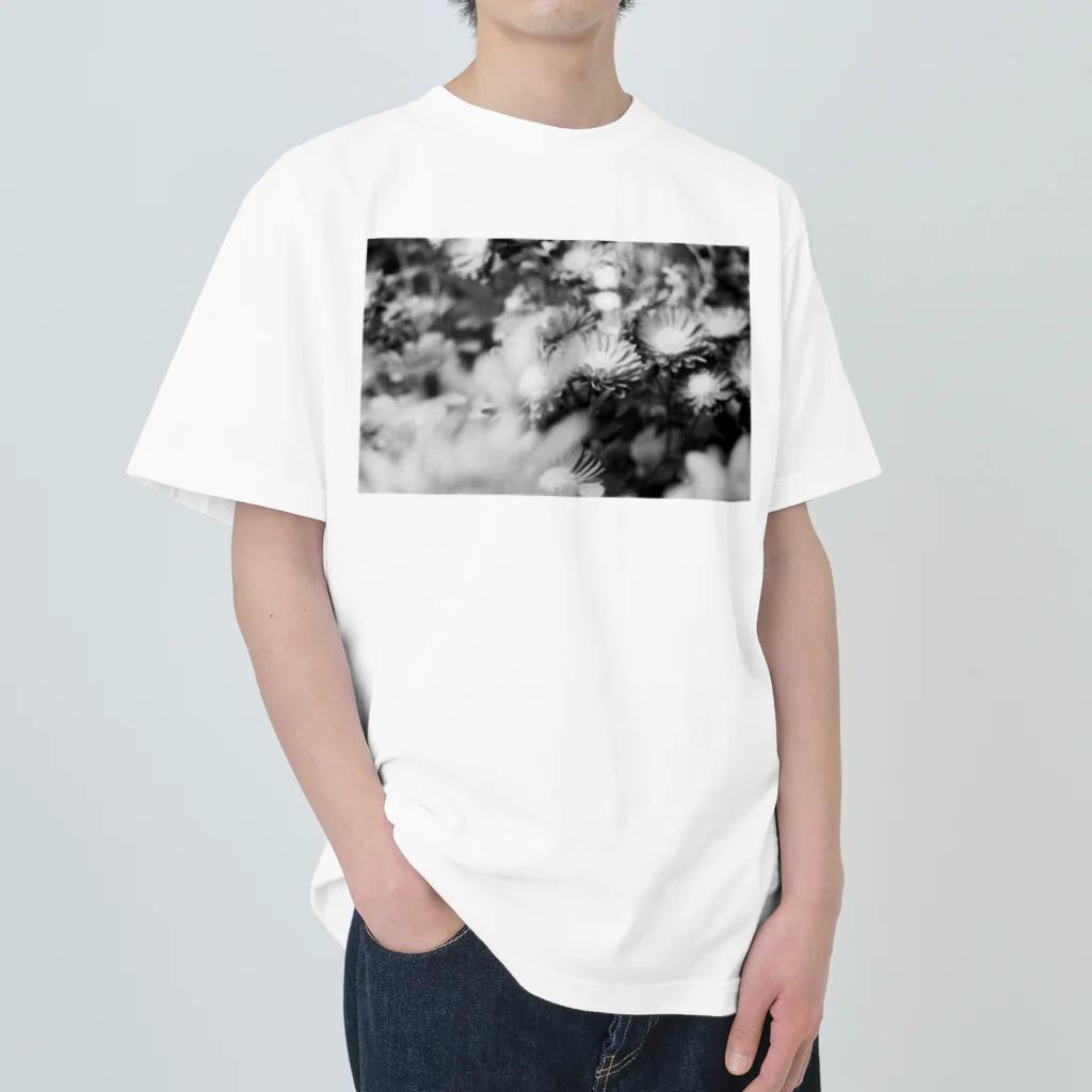 akane_art（茜音工房）のモノクロフラワー（キク） Heavyweight T-Shirt