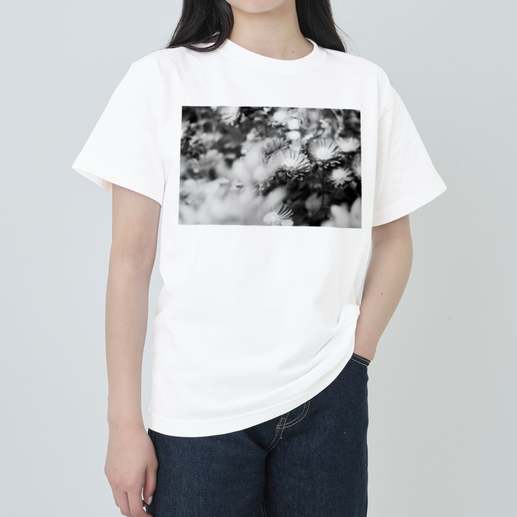 akane_art（茜音工房）のモノクロフラワー（キク） Heavyweight T-Shirt