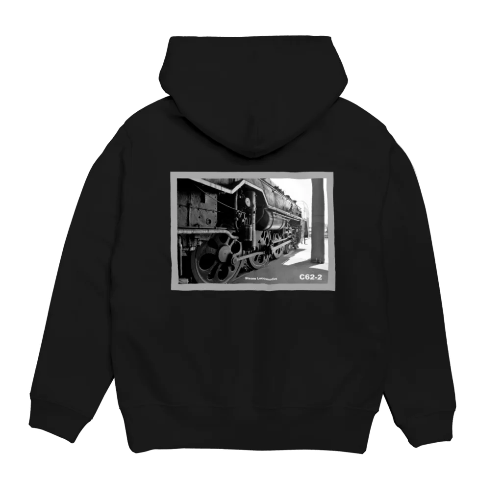 ヴィンテージ鉄道写真グッズの店の車庫にスタンバイするC622蒸気機関車 （モノクロフォト） Hoodie:back