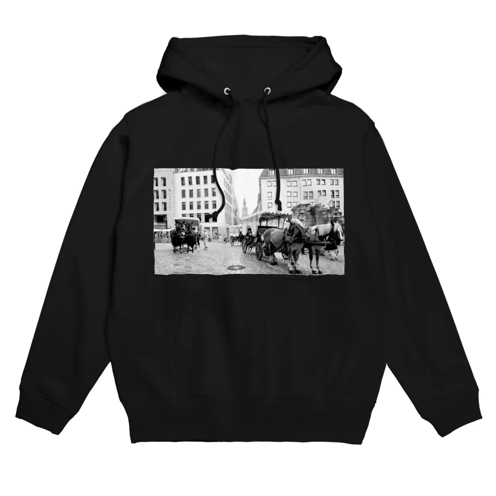 yuriekonoの馬車がいる風景 Hoodie