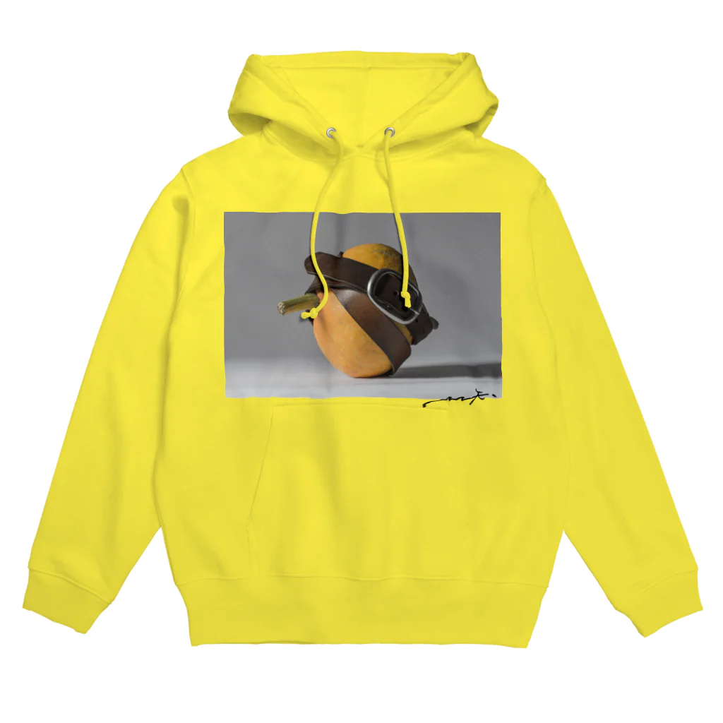 TAKUMIX WEB STOREのベルトを巻いた静物 Hoodie