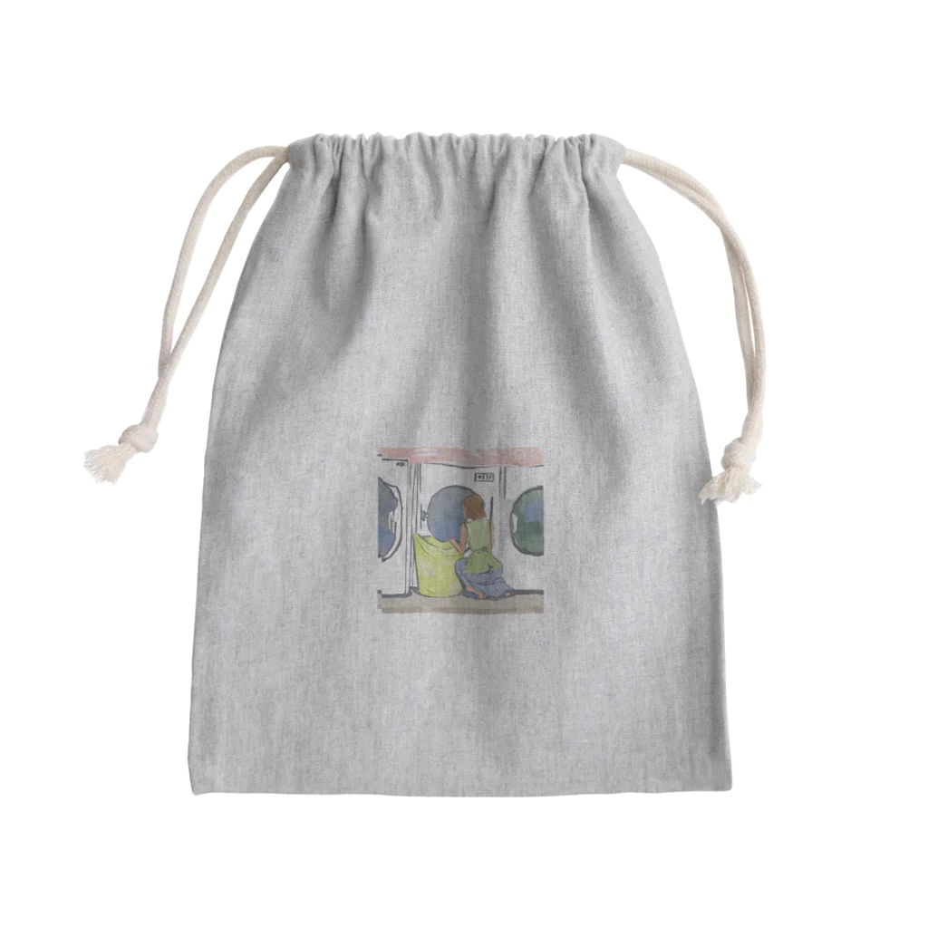 taka matsuのコインランドリーで覗き込む女性 Mini Drawstring Bag