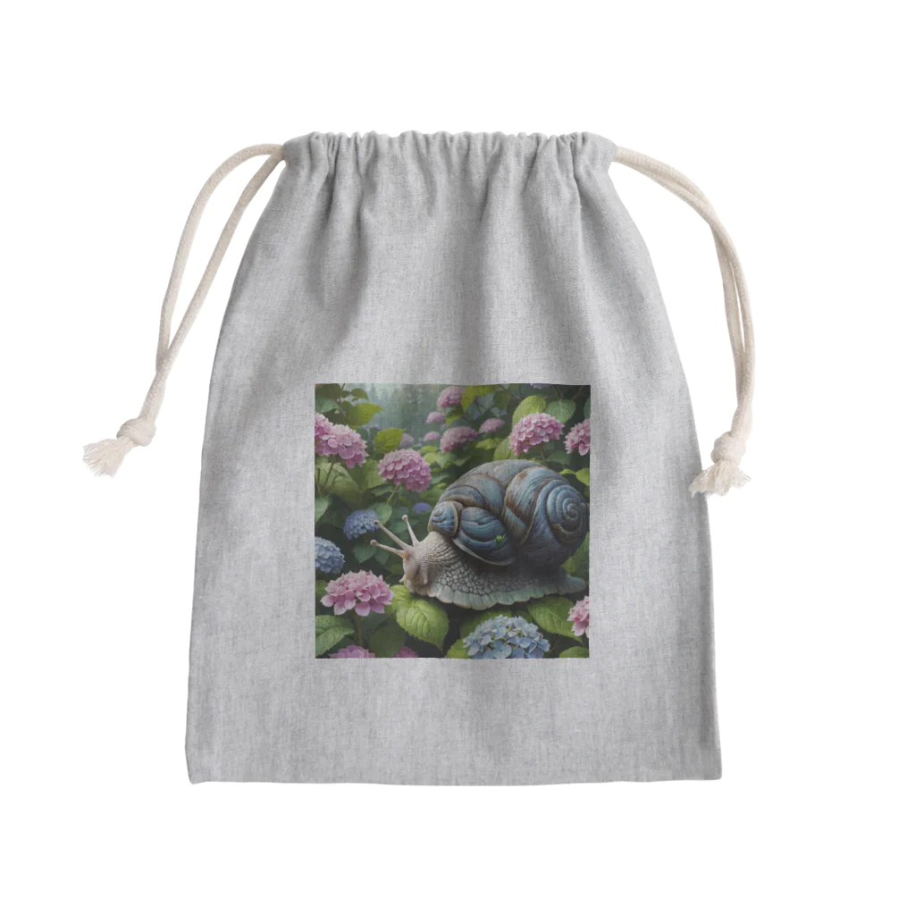 Sunbathingのアジサイの花の下を移動するカタツムリ Mini Drawstring Bag