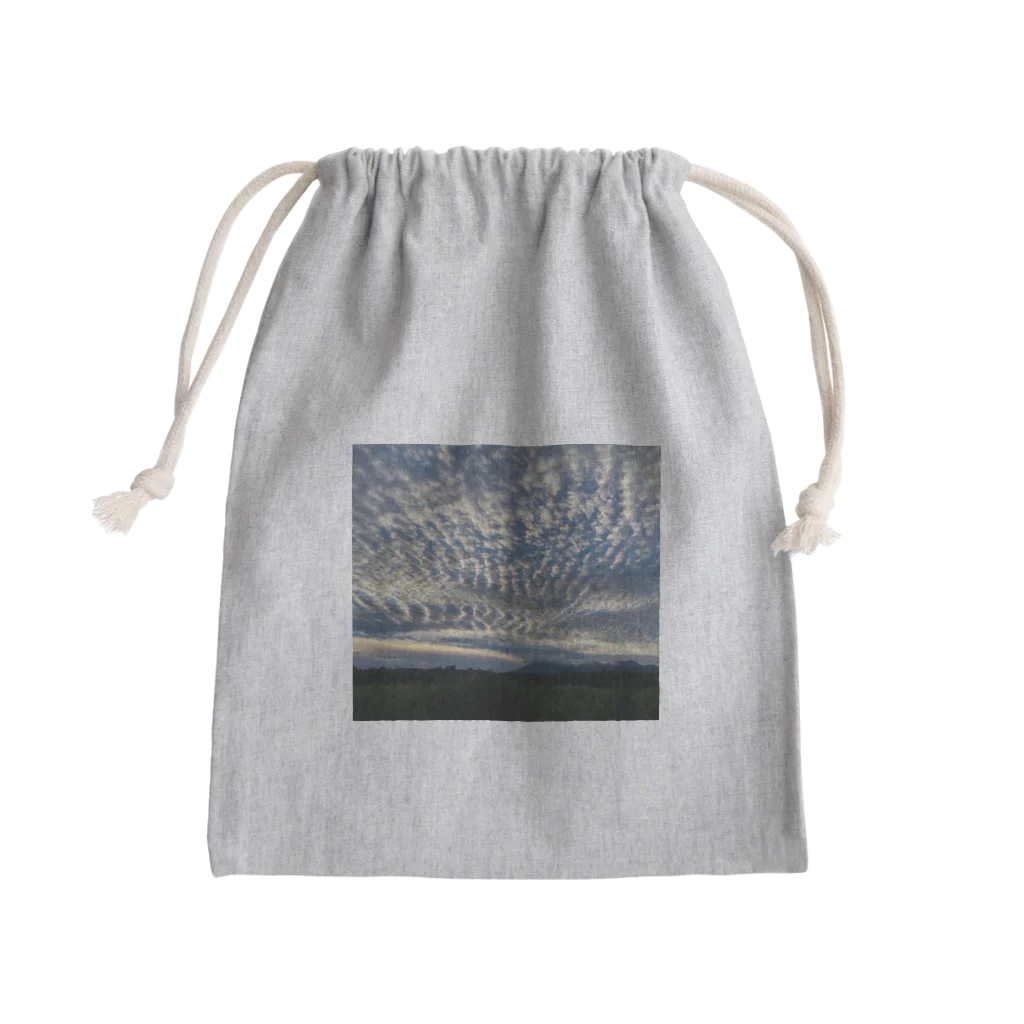 kawattiの画像店の雲に占領された青空 Mini Drawstring Bag