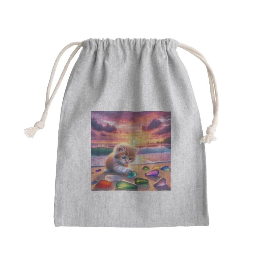 yunakiziの夕日の中シーガラスで遊ぶ子猫 Mini Drawstring Bag