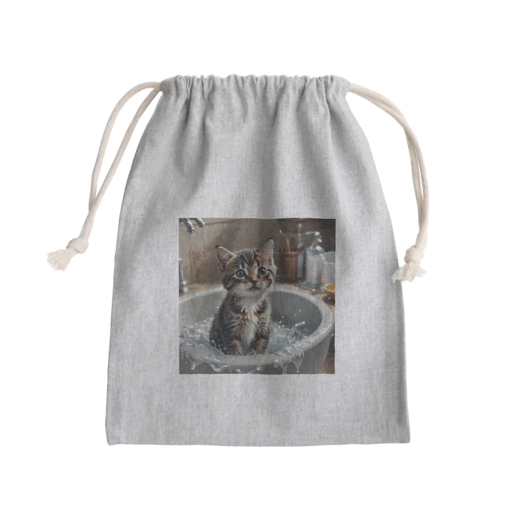 森の雑貨屋の洗面器で遊んでいる子猫 Mini Drawstring Bag