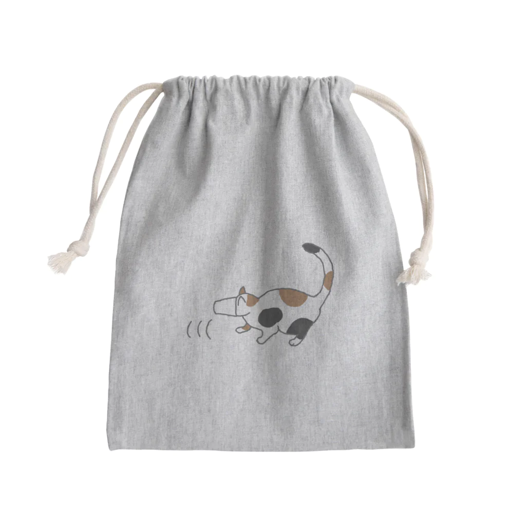 ざわ屋の紙コップから頭が抜けず後ずさりする猫 Mini Drawstring Bag