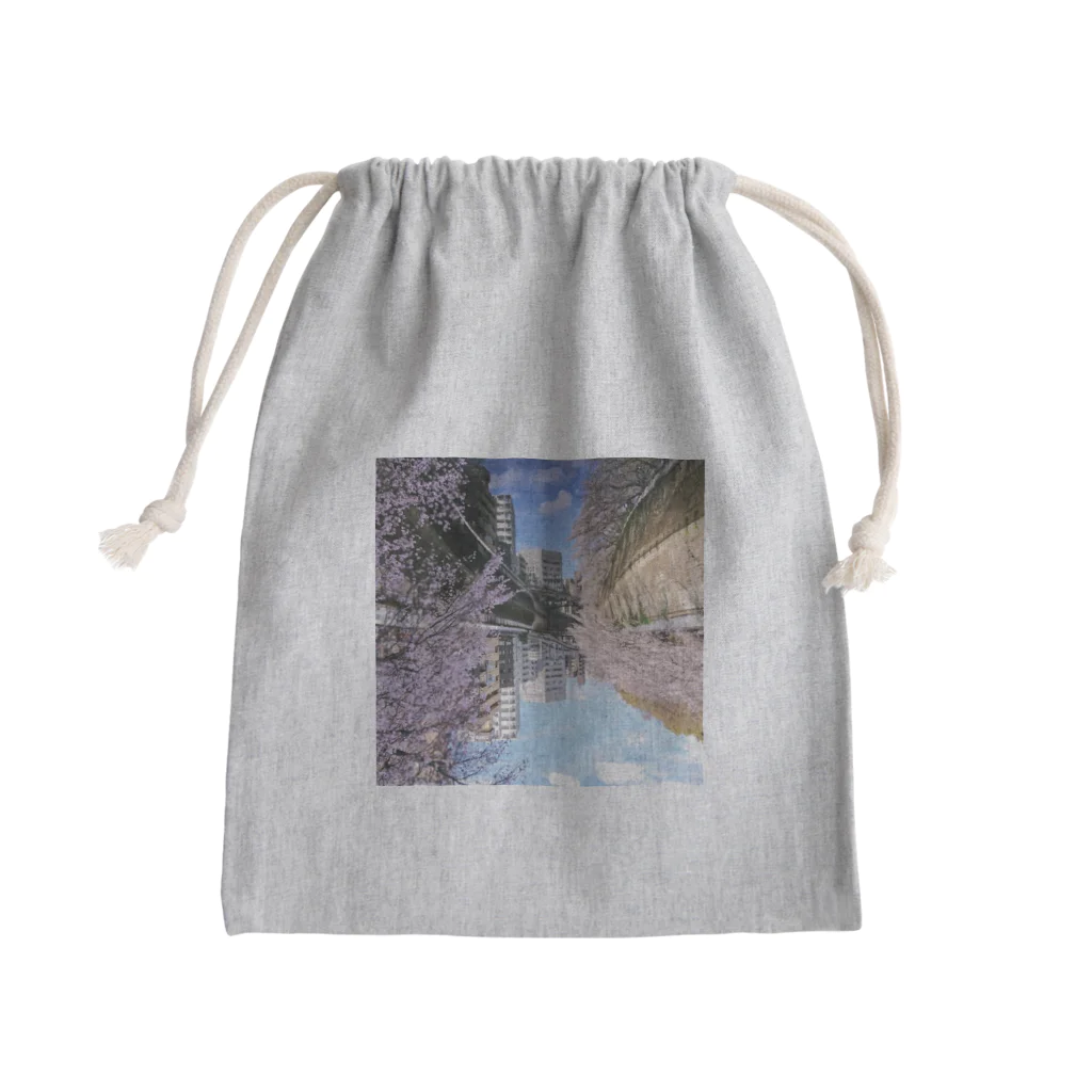 古春一生(Koharu Issey)の桜降る川空へ。 Mini Drawstring Bag