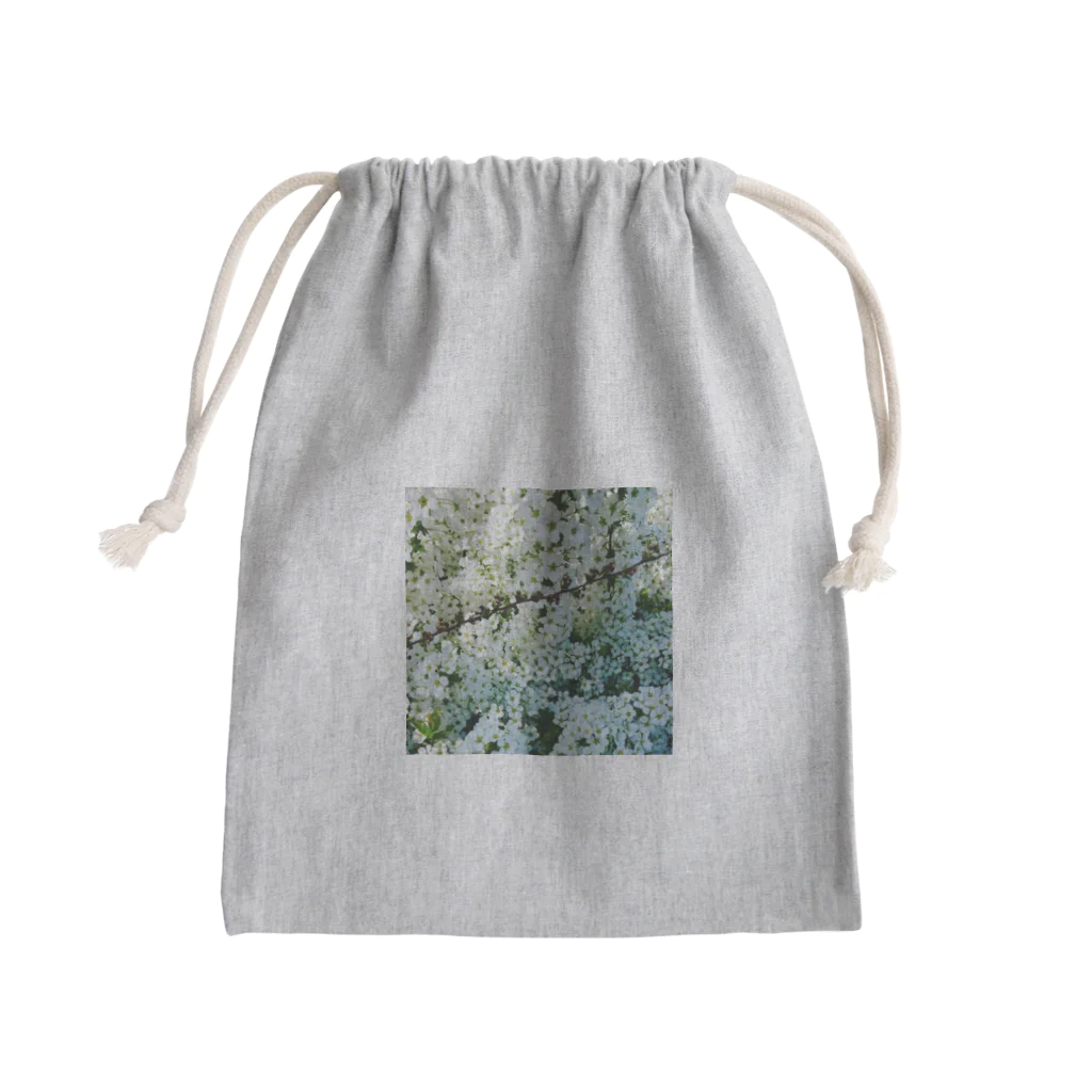 たもつのしろい花の陰にかくれて Mini Drawstring Bag
