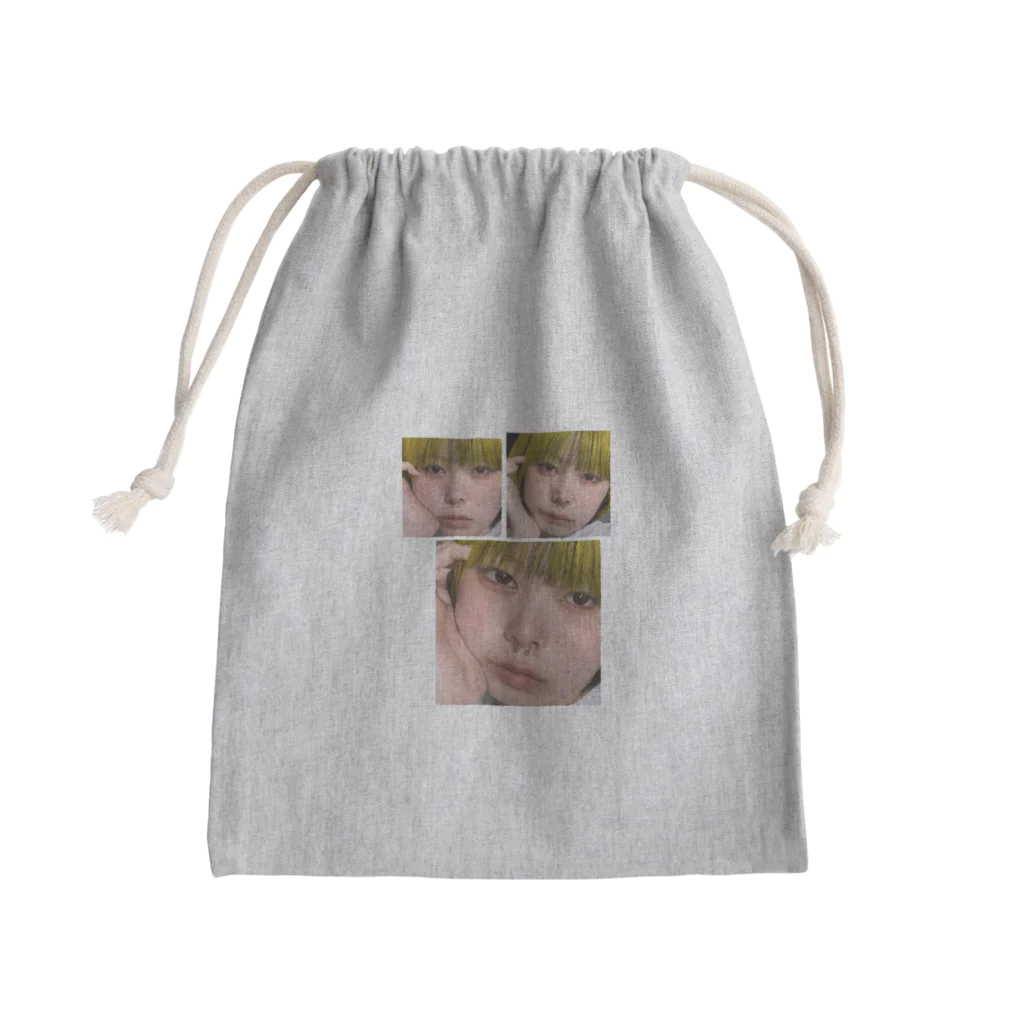 底知れぬ愛の自分が本田翼に見えた Mini Drawstring Bag