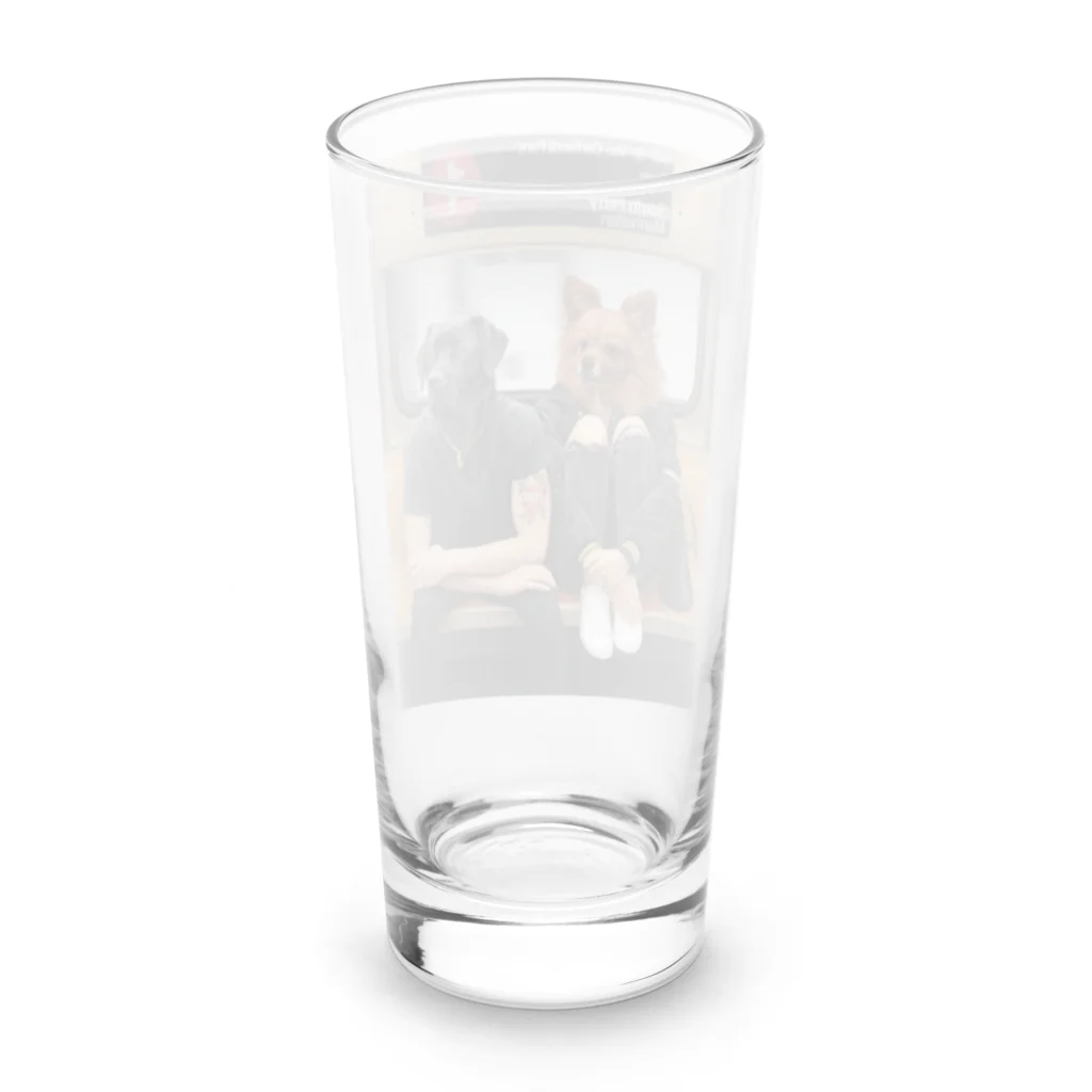 Mottan‘s Art Goods Shopの地下鉄の乗る　犬のカップル Long Sized Water Glass :back