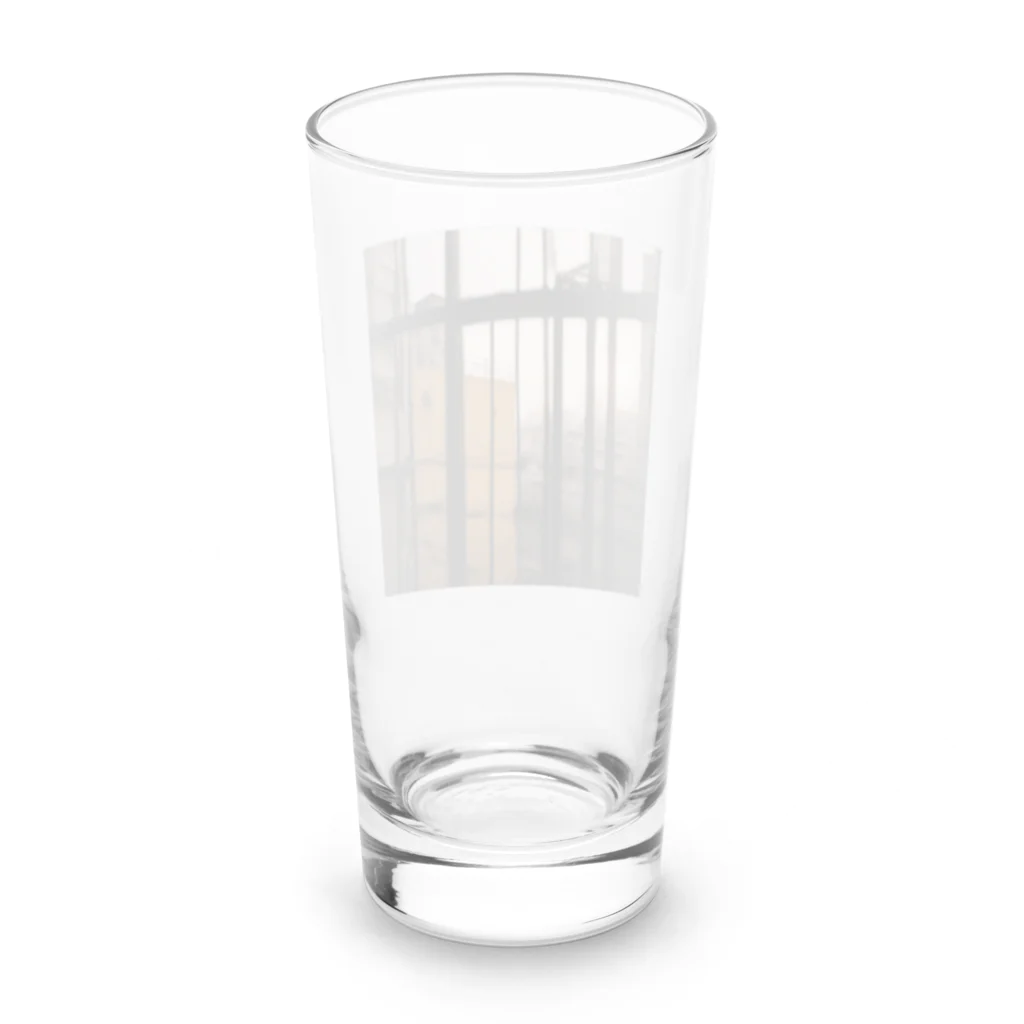 shell_hutの窓から覗く荒廃した建物が立ち並ぶ無人の通り Long Sized Water Glass :back