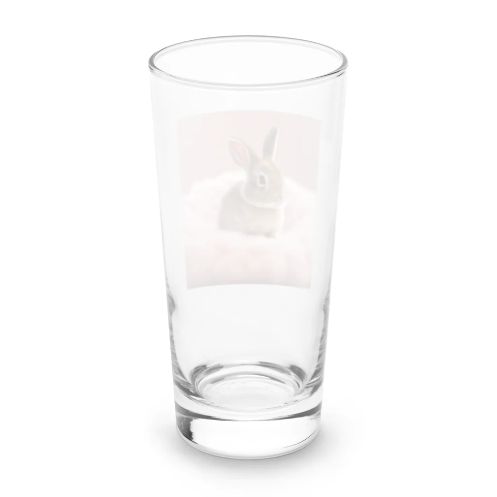 キャリーのふわふわのクッションで遊ぶウサギの赤ちゃん Long Sized Water Glass :back